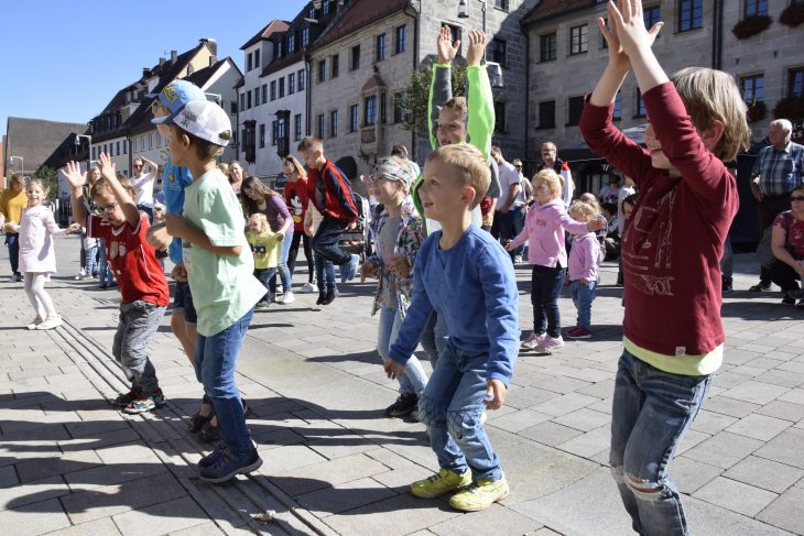 Spielen, lachen, mitmachen: Am Samstag, 21. September, verwandeln die Diakonie Rummelsberg und die Stadt Altdorf den Marktplatz zum ersten Mal in eine inklusive Spielemeile. Der Tag nach dem Weltkindertag sei bewusst für das inklusive Spielefest ausgewählt worden, sagt Karl Schulz von der Rummelsberger Diakonie. Bei aller Leichtigkeit habe das Fest doch einen ernsten, politischen Hintergrund: Die Diakonie will mit der Aktion auf die Kinderrechte aufmerksam machen. Die kleinen Besucher tummeln sich derweil vergnügt auf Hüpfburg und Hockeyfeld.