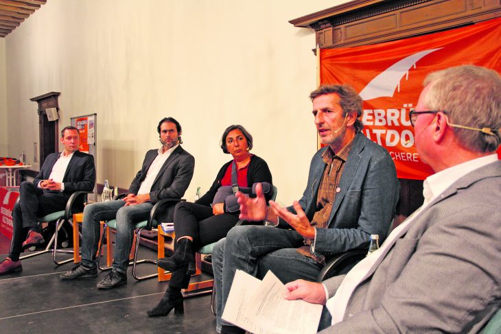 Eine Podiumsdiskussion zum Thema Seenotrettung war am 18. Oktober der Höhepunkt der interkulturellen woche in Altdorf. Die Diskussionsteilnehmer erörterten unter anderem die Frage, ob das sterben an Europas Außengrenzen auch ein kommunales Thema ist. Landrat Armin Kroder stellte auf dem Podium fest: „Die Verhältnisse am Mittelmeer sind nichts anderes als eine Schande.“Die Grünen-Landtagsabgeordnete Demirel plädierte dafür, dass Kommunen Verantwortung übernehmen sollten. Genauso sieht das Dr. Stephan Dünnwald, der Sprecher des Bayerischen Flüchtlingsrats.