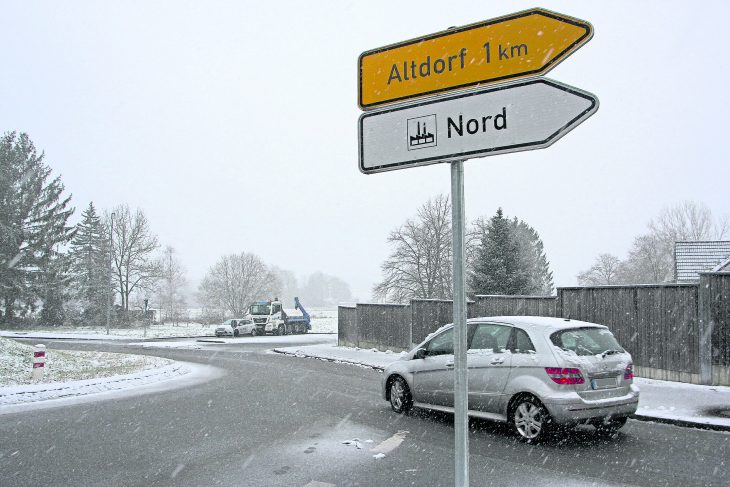 Der Altdorfer Stadtrat hat auf seiner Sitzung am 12. Dezember grünes Licht gegeben für das Wohngebiet Altdorf Nord, mit 18 Hektar eins der größten Baugebiete, die im Stadtgebiet je entstanden sind. Die Grünen lehnen das Vorhaben ab. Das von der Stadt beauftragte Planungsbüro Grosser-Seeger plant für das Gebiet Altdorf Nord 52 Einfamilienhäuser, 54 Doppelhaushälften, 189 Reihenhäuser und 151 Geschosswohnungen, insgesamt Wohnraum für rund 1200 Menschen. Im rrsten Quartal 2020 werden Fachgutachten erstellt: Verkehrsgutachten, der Schallschutz, Bewertung der Boden- und Grundwasserverhältnisse sowie ein Gutachten für den Artenschutz. Der nächste Schritt wird dann der Vorentwurf des Bebauungsplans sein.