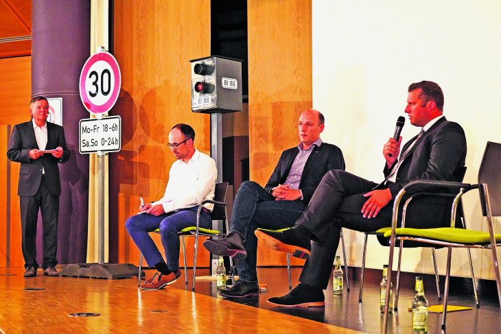 Blitzgeräte auf der Bühne und Tempo-30-Schilder: Die Kulisse für die Podiumsdiskussion in der Bürgerhalle passt zum Thema. Wie kommt die Gemeinde in Sachen B 8 weiter, wollen die Bürger an diesem Abend wissen. Und sie sind neugierig, was die Bürgermeisterkandidaten zum Thema Verkehr zu sagen haben. Sebastian Legat, der für die SPD antritt, CSU-Kandidat Markus Holzammer und der parteilose Mario Rubel, der Bewerber der Grünen. Die Bürger hatten zahleiche Fragen an die Kandidaten, nachdem diese ihre Positionen klargemacht hatten.