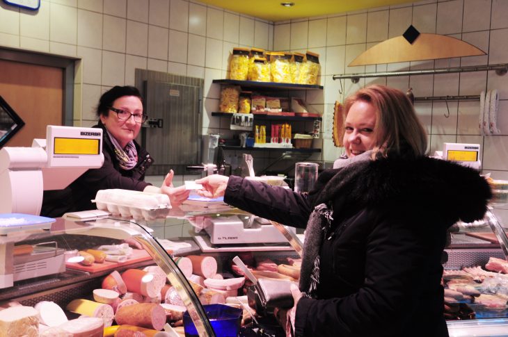 Selbst für eine einzige Leberkässemmel muss Claudia Weber (links) in der gleichnamigen Laufer Metzgerei ihren Kunden seit 1. Januar jedes Mal einen Kassenbon anbieten.