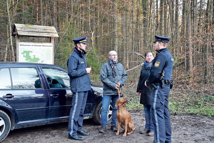 Ulrike und Volker Koch meldeten der Laufer Polizei, unter Dienststellenleiter Patrick Pickel (links) und Einsatzleiter Sebastian Schlagenhaufer, den blauen Golf der Vermissten. Die Hündin der Kochs lieferte am Samstag den entscheidenden Hinweis.