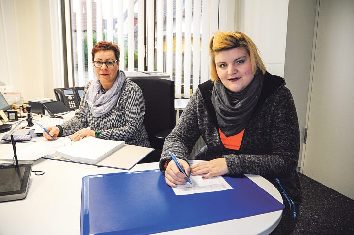 Unterschrift im Rückersdorfer Bürgerbüro: Carolin Vogel (rechts) mit der Verwaltungsbeamtin Ingrid Facius, die dafür sorgt, dass alle mit rechten Dingen zugeht.