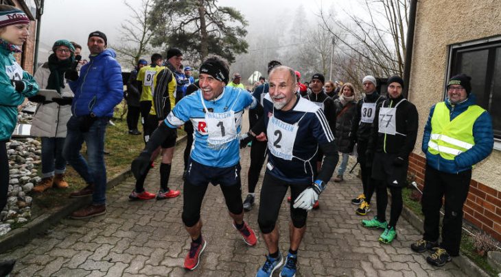 Die Gebrüder Haas, Joachim aus Förrenbach (links) und Thomas aus Henfenfeld, bekamen für Platz 13 den Bergkristall-Wanderpokal.