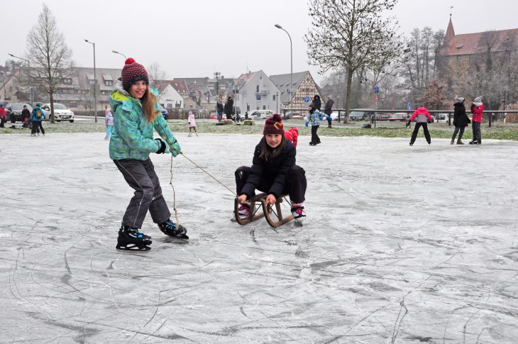 Das Archivbild stammt aus der Zeit vor der Pandemie. Nun ist die Eisfläche wieder befahrbar.
