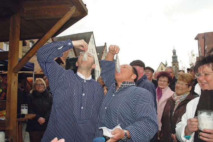 Bürgermeister Bisping und Fischhändler Thorsten Niebuhr bei der traditionellen Matjes-Verkostung zum Auftakt des Laufer
Fischmarkts. Nachdem kurzzeitig eine Absage der Veranstaltung im Raum stand, will der neue Ausrichter Georg Bernhard den Markt im Frühjahr nun doch noch stemmen.