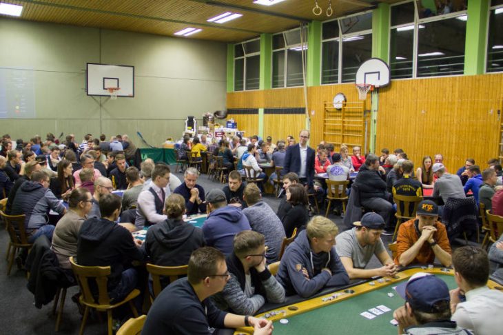 122 Spieler verteilt auf 13 Tische füllten die Turnhalle in Etzelwang bei Bayerns größtem Pokerturnier. Im Hintergrund warteten die wertvollen Preise auf die besten Spieler des Abends.
