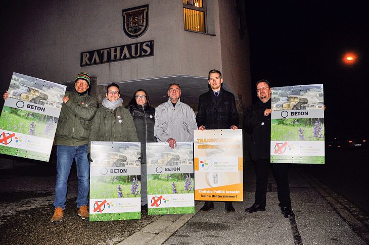 Vertreter der Bunten Liste, die für den Laufer Stadtrat kandidieren wollen, nutzten die Abstimmung in der Sitzung für eine spontane Aktion und demonstrierten vor dem Rathaus gegen einen Dauerparkplatz an der Kunigundengasse.