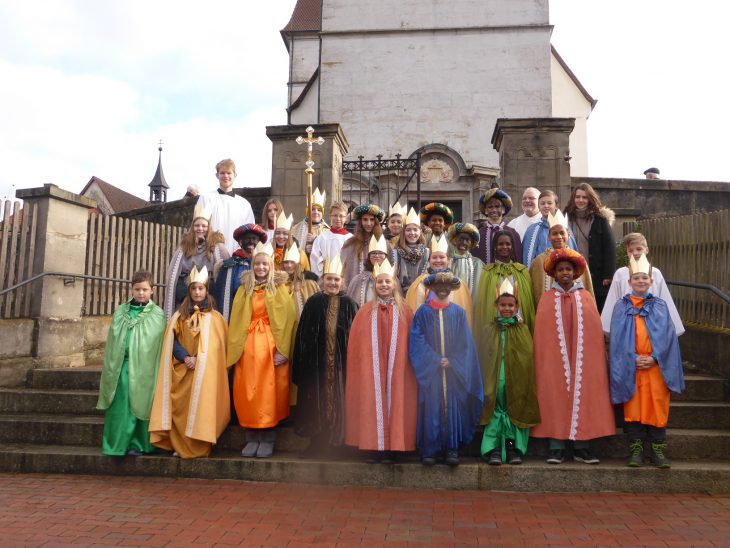 In Neunkirchen versammelten sich die Sternsinger vor der katholischen Kirche.