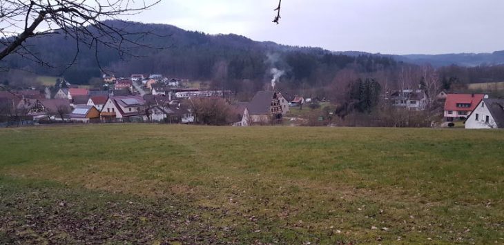 Auf diesem Hanggrundstück in Aspertshofen könnte bald schon ein Baugebiet mit bis zu zwölf Bauplätzen entstehen.