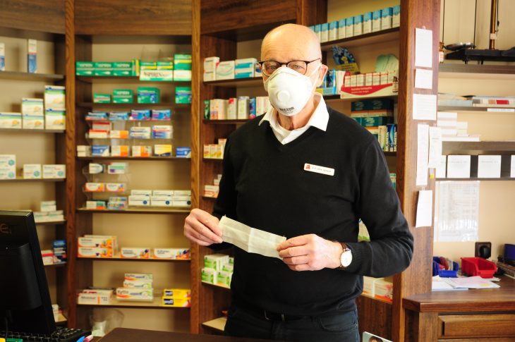 Die dickeren und sichereren FFP-Masken, wie sie Apotheker Herbert Braun trägt, sind ausverkauft. In der Hand hält Braun einen dünnen Atemschutz aus Vlies. Der bietet aber keinen ausreichenden Schutz gegen Corona-Viren.