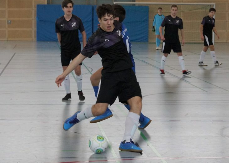 FC-Kapitän Elias Cordasco setzt sich energisch gegen Spielführer Bastian Strebel vom SV Altensittenbach durch und hämmert den Ball zum 2:0 unter die Latte.