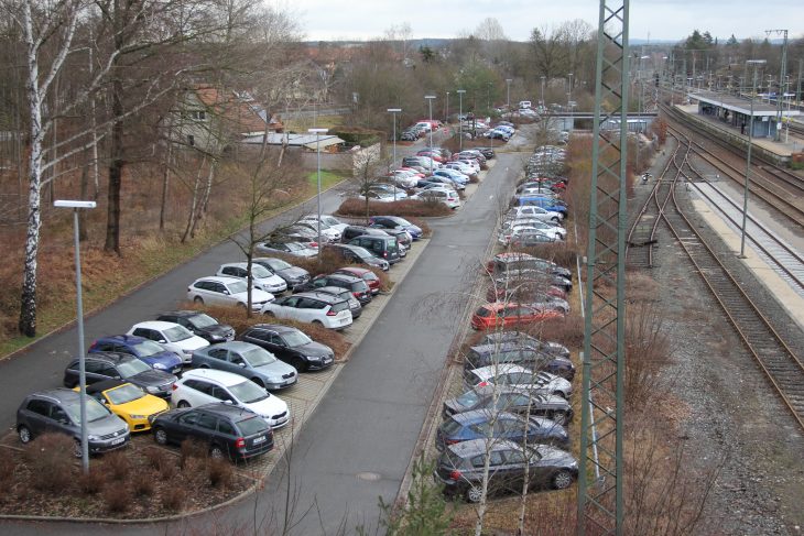 Eine weitere Reihe im Bereich der Birken (links) soll den Feuchter Park-and-ride-Parkplatz entlasten.