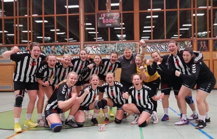 Ausgelassen feierten die Handballerinnen des HC Hersbruck nach dem Schlusspfiff die vorzeitige Meisterschaft und den damit verbundenen Aufstieg in die Bezirksoberliga.