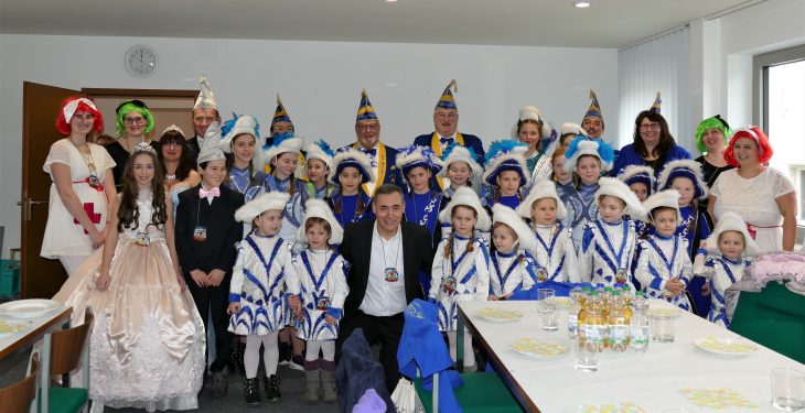 Bevor der Appell zum Absetzen der Faschingskopfbedeckung erging, nutzten alle Beteiligten, samt Bürgermeister, noch einmal die Chance zu einem gemeinsamen Foto im vollen Ornat.