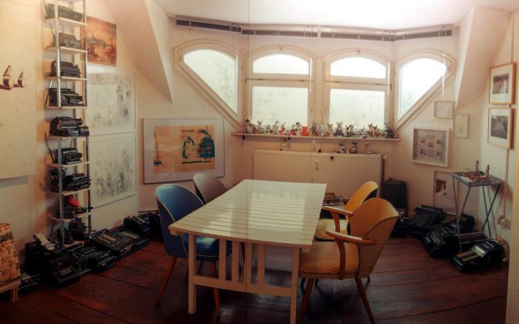 Retro wohin man blickt: Eine Fotoinstallation in der Ausstellung gibt Einblick in das durch die Sammelleidenschaft der Appelts entstandene „Zimmermuseum“.