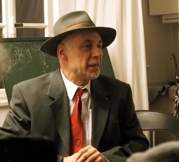 Roland Eugen Beiküfner spielte den Geschichtslehrer Roland Ebenhart, der im Gespräch mit seinem Hut das Leben von Joseph Beuys und dessen Intention darzulegen versucht.
