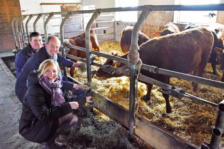Landwirt mit Leidenschaft: Biobauer Volker Maußner aus Simmelberg (links) zeigt beim Stallgespräch mit Bürgermeister Benedikt Bisping und Katharina Schulze, wie er  seine Angusrinder hält.