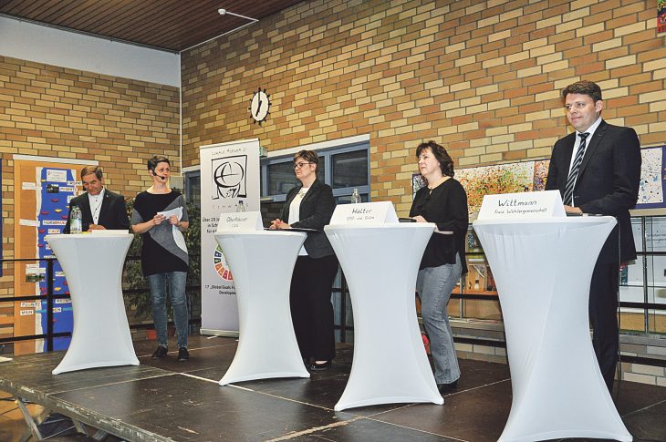 Die Moderatoren Hans Zeller und Ina Rösner von der lokalen Agenda-21-Gruppe befragten in der Aula der Südschule die Schwaiger Bürgermeisterkandidaten Petra Oberhäuser (49 Jahre, CSU), Claudia Hälter (51, SPD/Grüne) und Thomas Wittmann (43, Freie Wähler).