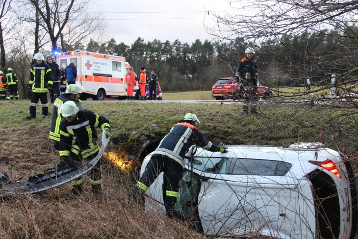 Der Peugeot musste vom Abschleppdienst geborgen werden. Die eingesetzten Feuerwehren errichteten eine Ölsperre.