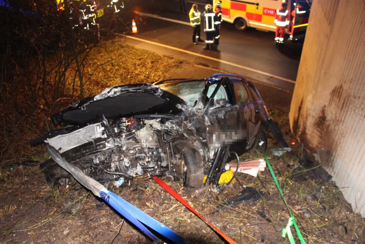 Der 36-jährige Fahrer erlitt tödliche Verletzungen, als der Skoda frontal und wohl mit großer Wucht gegen die Bahnunterführung prallte.
