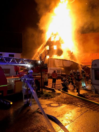 Hohe Flammen schlugen am späten Dienstagabend aus einer Scheune in Happurg, von der am Ende nur eine Ruine übrig blieb.