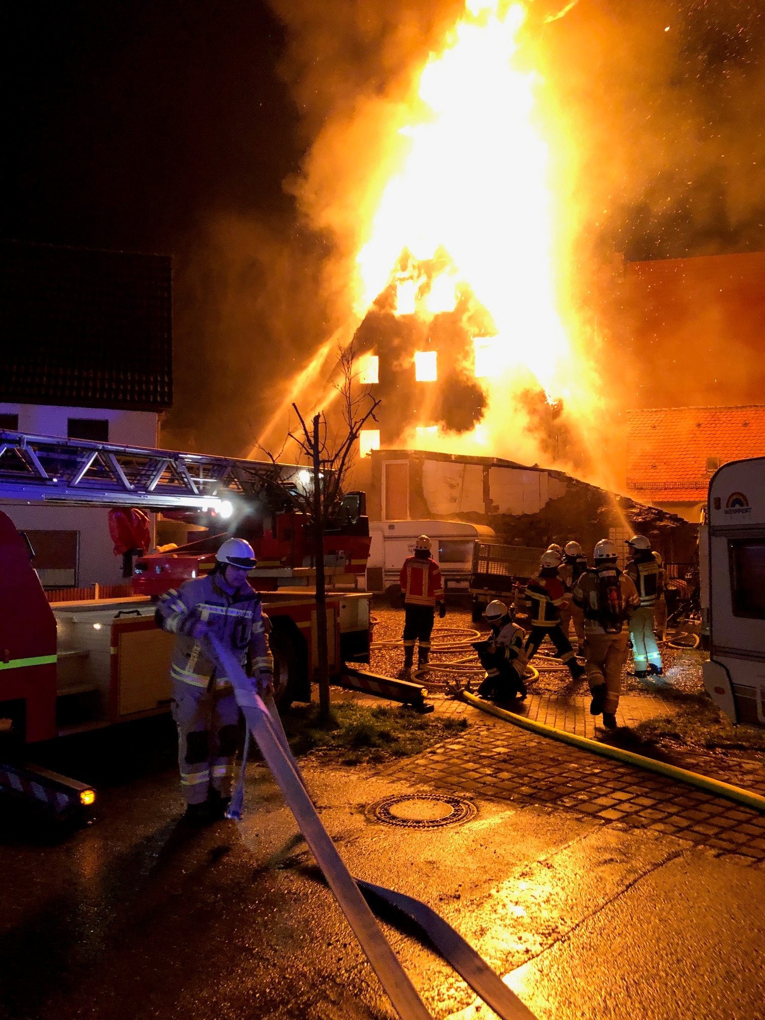 Hohe Flammen schlugen am späten Dienstagabend aus einer Scheune in Happurg, von der am Ende nur eine Ruine übrig blieb.