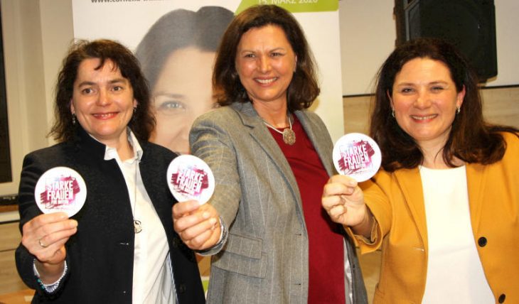 Politische Frauenpower im Volksmusikzentrum: Kerstin Rösel, Ilse Aigner und Cornelia Trinkl.