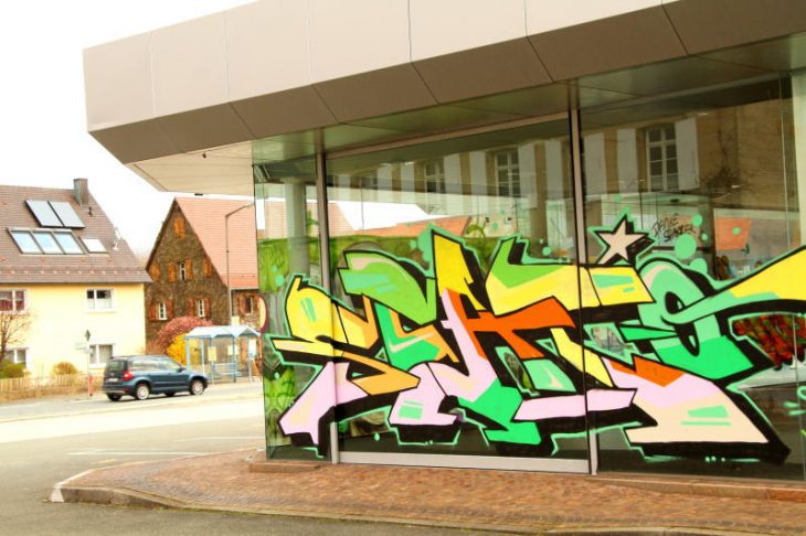 Die Firma Löffler hat grünes Licht für den Bau ihres neuen Stuhl-Headquarters in Altensittenbach an der Stelle des mit Graffiti verzierten früheren Autohauses.