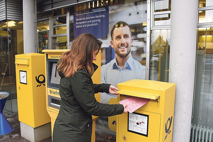 Wahlunterlagen beantragen, zu Hause nach Lust und Laune kumulieren und panaschieren, am nächsten Tag kostenlos in den Briefkasten einwerfen. Die Briefwahl ist in vielen Kommunen längst beliebter als der Gang zur Wahlurne.