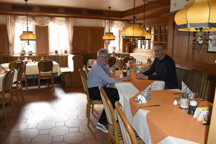 Ulrike und Hans Lehner sitzen am Dienstag allein in ihrem Gasthof „Zur Post“ in Lauf. Eigentlich bringen sie dort ihre Gäste an 30 Tischen und in 40 Hotelzimmern unter, doch wegen des Coronavirus ist ab heute der Laden dicht.