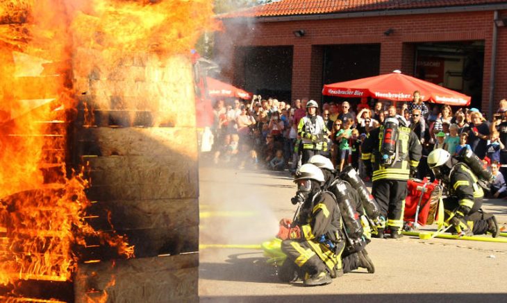 Beim Tag der offenen Tür im September durften die Besucher hautnah erleben, wie Atemschutzgeräteträger der Hersbrucker Feuerwehr einen Brand bekämpfen.