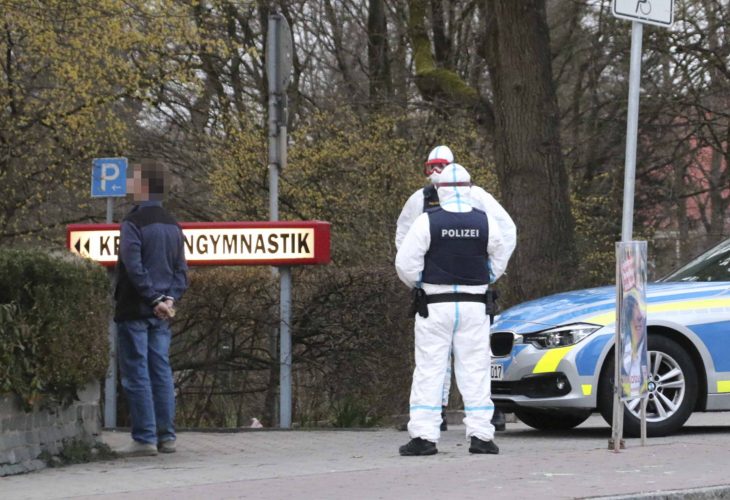 Nachdem die Polizeibeamten den Mann festgenommen und ihm Handschellen angelegt hatten, brachten sie ihn in eine Fachklinik.