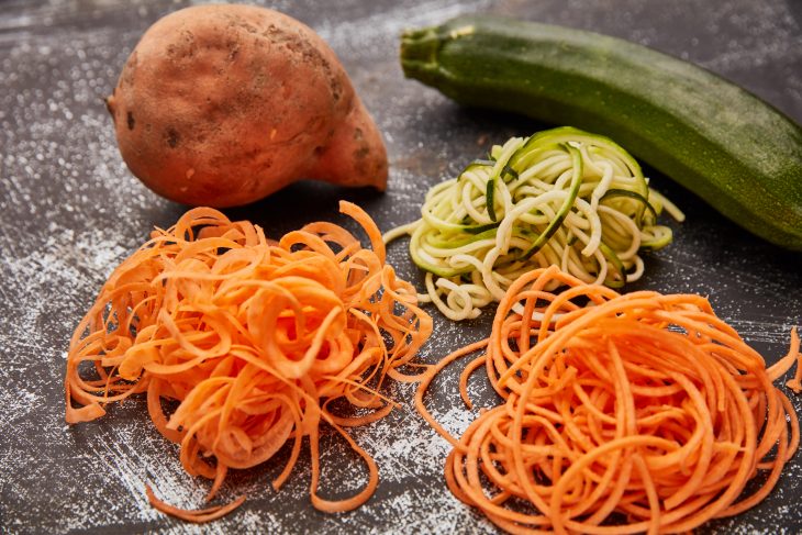 Waschen, schälen, schneiden: Ein Spiralschneider verwandelt Süßkartoffeln, Zucchini und anderes Gemüse in Spaghetti oder Linguine.