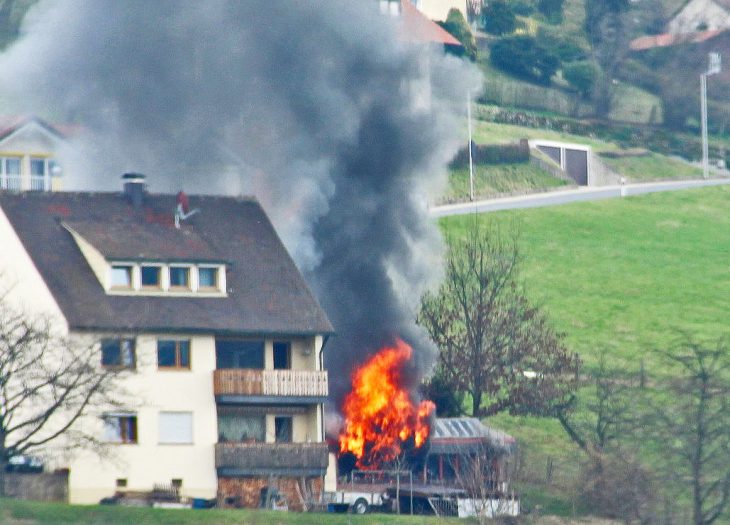 Weithin zu sehen ist der Garagenbrand in Osternohe.