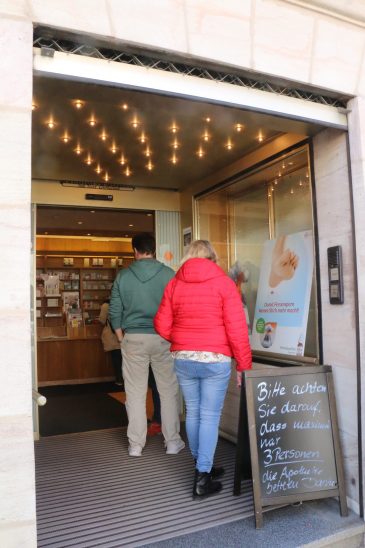 In der Bahnhof-Apotheke heißt es Schlange stehen – weil nur maximal drei Personen das Innere betreten dürfen.