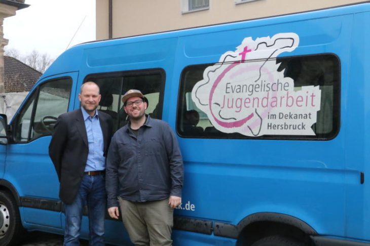 Dekan Tobias Schäfer und Matze Rapp (v. links) zeigen den alten Jugendbus.
