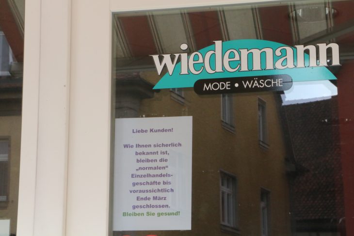Zettel wie diese finden sich an den meisten Geschäften in der Hersbrucker Innenstadt.