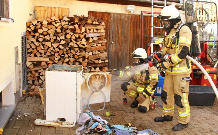 Nachdem der Brand am Trockner gelöscht war, brachten ihn die Feuerwehrleute ins Freie.