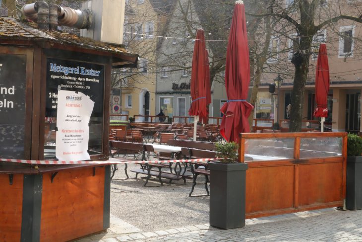 Auch Biergärten müssen vorerst für die nächsten beiden Wochen geschlossen bleiben. Essen „to go“ ist weiter möglich.