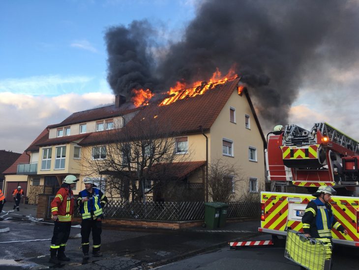 Der Dachstuhl des Gebäudes stand bei Eintreffen der Feuerwehr bereits in Flammen.