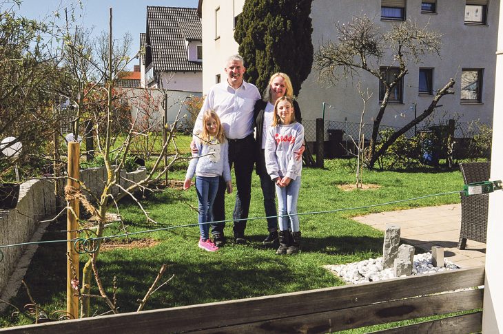 Gratulation über den Gartenzaun hinweg: Thomas Lang freut sich mit seiner Frau Susanne sowie den beiden Töchtern Helene und Antonia über den Wahlsieg. Das Coronavirus macht kaum ein anderes Bild möglich.