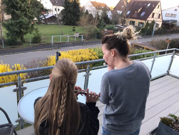 Natascha und Marie spielen Ode an die Freude gegen das Virus