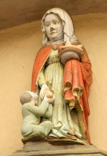 Über dem Außenportal der Spitalkirche steht eine um 1440 aus Sandstein gefertigte Figur der Heiligen Elisabeth.