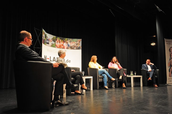 Moderator Stephan Sohr stellte die Fragen an (von links) Gabriele Drechsler, Kristine Lütke, Cornelia Trinkl und Armin Kroder.