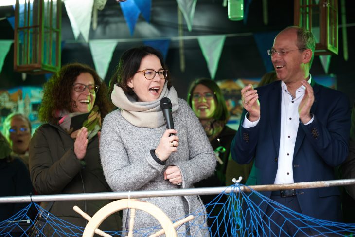 Bei den Grünen ist die Stimmung gut, ob im Bund oder auf kommunaler Ebene: Das vermittelten Annalena Baerbock und Benedikt Bisping, der Laufer Bürgermeister. Die maritime Deko ist dem Fischmarkt geschuldet, der bis Sonntag stattfand.