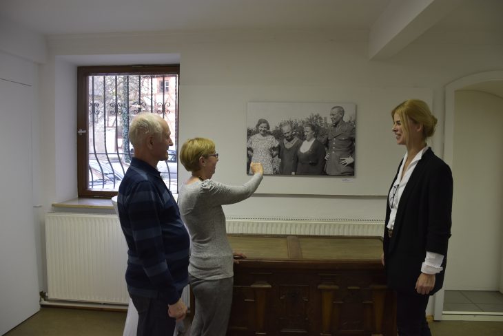 Ina Schönwald, Leiterin des Stadtarchvis, mit Angehörigen der Verfasser.