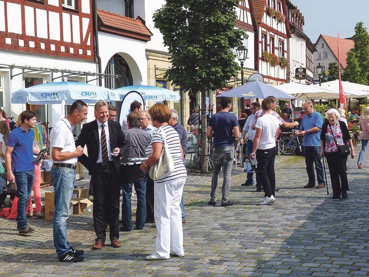 Ein Bild aus „glücklichen Zeiten“. Zusammenkünfte an den Parteiständen auf dem Laufer Marktplatz, wie hier bei der letzten Landtagswahl in Bayern, sind in den vier Kommunen im PZ-Land, in denen derzeit die Stich-Briefwahl läuft, nicht mehr möglich. Die Kandidaten müssen anders für sich werben.