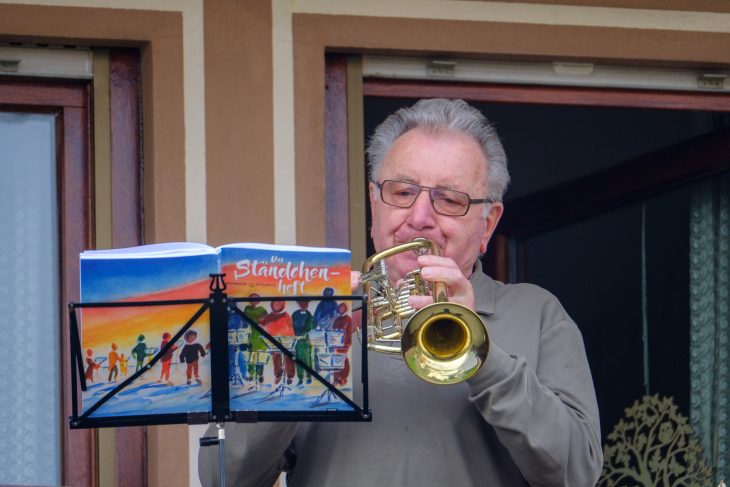 Emil Raab begeistert seine Nachbarn jeden Abend mit einem Trompetenkonzert in der Oberen Hagenstraße.