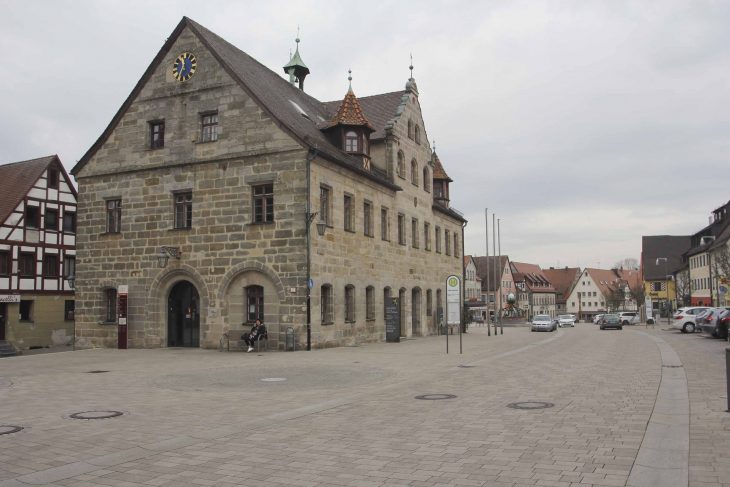 Freitagmittag in Stadtzentrum von Altdorf: Wo sonst geschäftiges Treiben herrscht, ist es jetzt menschenleer. Lange Zeit können die Geschäftsleute in der Wallensteinstadt und in Feucht die derzeitigen Einschränkungen nicht durchhalten, sagen Citymanager und Wirtschaftsförderer.